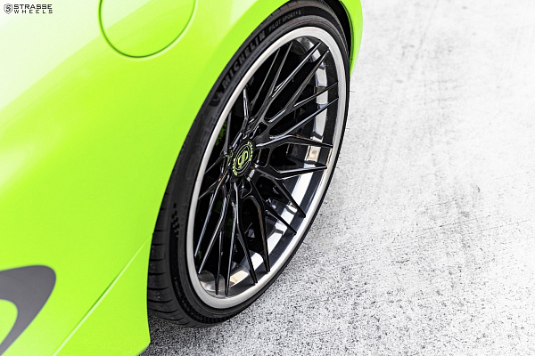 Фото дисков Strasse Wheels SV10M Deep Concave FS Черный глянец на McLaren 720S
