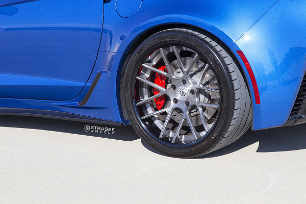 Фото дисков Strasse Wheels SM7 Deep Concave Сатиновый темный лак на Chevrolet Corvette C7
