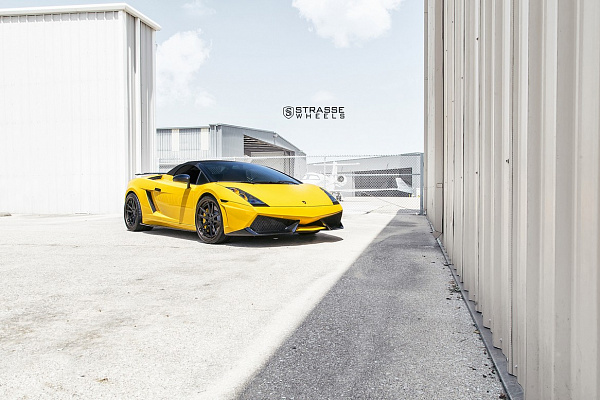 Фото дисков Strasse Wheels SV1 Deep Concave FS Черный глянец на Lamborghini Gallardo