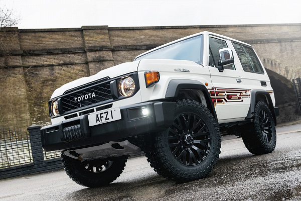 Фото дисков Kahn G22 DC Черный сатин на Toyota Land Cruiser 70