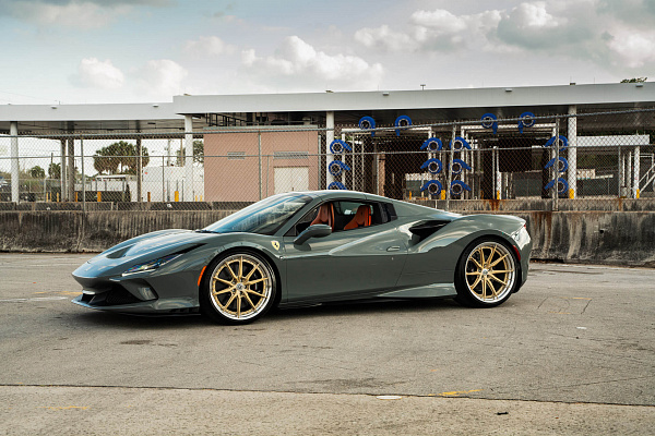 Фото дисков HRE S104SC Сатиновое золото на Ferrari F8
