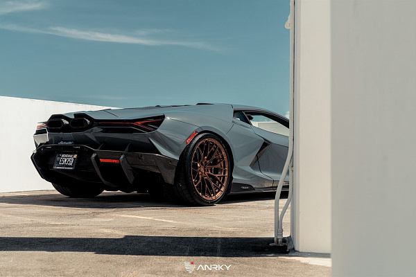 Фото дисков Anrky AN20 Глянцевая темная медь на Lamborghini Revuelto