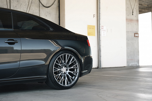 Фото дисков Rotiform LSE Матовый графит на Audi A/S/RS 5 (8T)