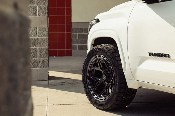 Фото дисков 4PLAY 4P55 Черный глянец на Toyota Tundra III
