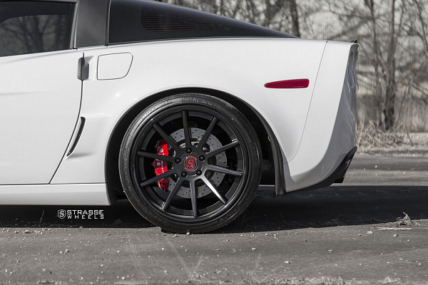 Фото дисков Strasse Wheels R10 Deep Concave Черный сатин на Chevrolet Corvette C6