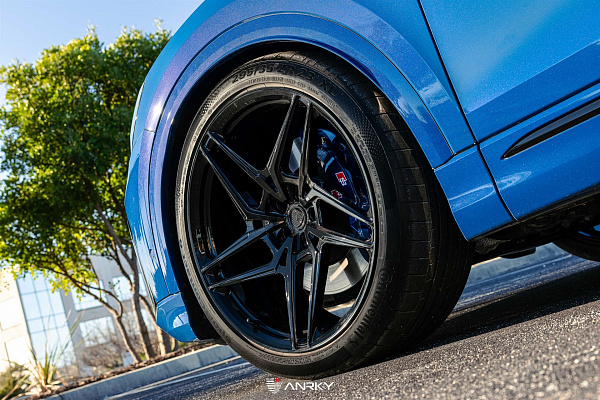 Фото дисков Anrky S1-X3 Черный глянец на Audi Q8