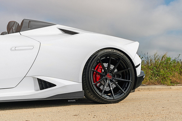 Фото дисков Strasse Wheels SV10 Deep Concave Duoblock Черный глянец на Lamborghini Huracan