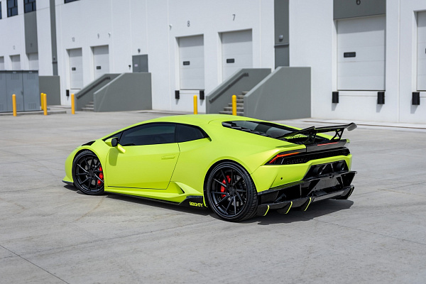 Фото дисков Strasse Wheels SV10T Deep Concave FS Черный глянец на Lamborghini Huracan