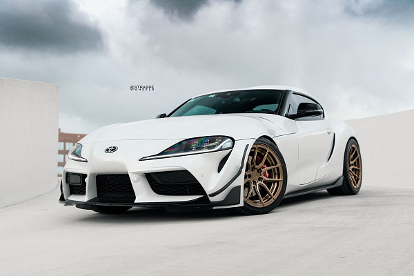 Фото дисков Strasse Wheels SV5 Deep Concave Duoblock Сатиновое темное золото на Toyota Supra A90