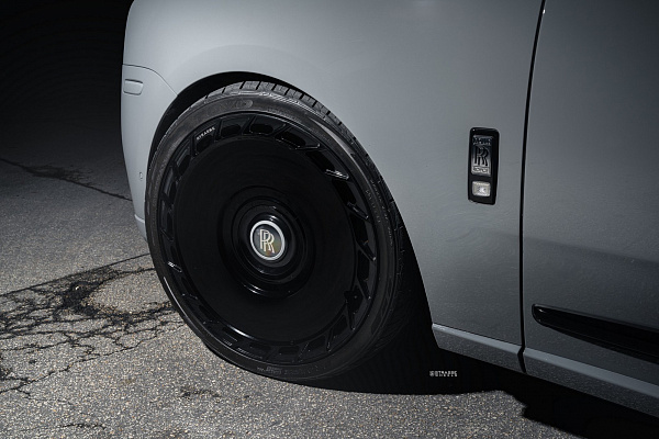 Фото дисков Strasse Wheels SV101 Deep Concave Duoblock RR Черный глянец на Rolls-Royce Cullinan