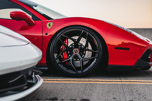 Фото дисков Brixton Forged PF5 Черный глянец на Ferrari 488