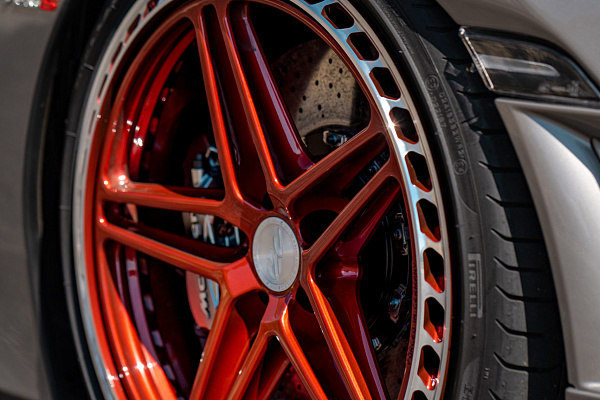 Фото дисков CEC C25 Красный глянец на McLaren 720S