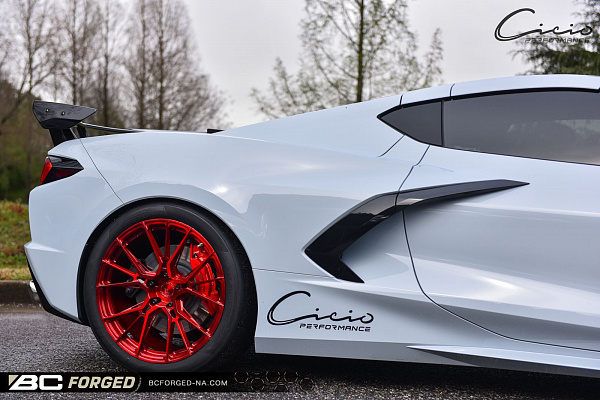 Фото дисков BC Forged EH184 Красный глянец на Chevrolet Corvette C8