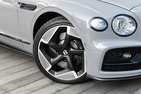 Фото дисков Kahn Type 8 Черный матовый на Bentley Flying Spur III