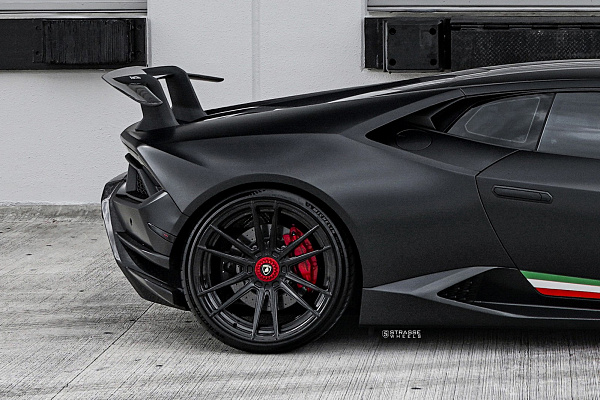 Фото дисков Strasse Wheels SV12 Deep Concave Duoblock Черный глянец на Lamborghini Huracan