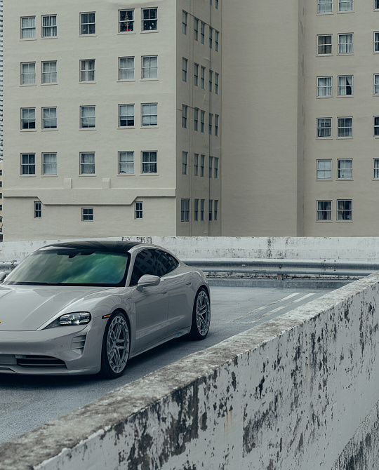 Фото дисков LC3-03T Глянцевый графит на Porsche Taycan I