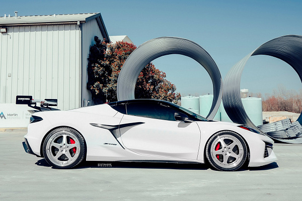 Фото дисков Strasse Wheels S5 Track Глянцевый лак на Chevrolet Corvette C8