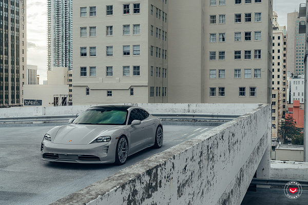 Фото дисков Vossen LC3-03T Глянцевый графит на Porsche Taycan I