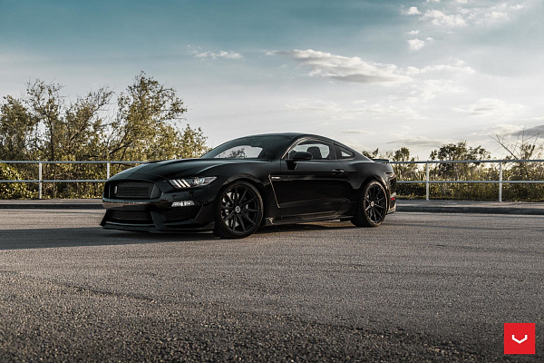 Фото дисков Vossen VFS-10 Черный глянец на Ford Mustang VI