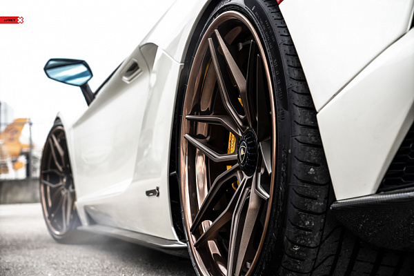 Фото дисков Anrky AN36 Сатиновая темная бронза на Lamborghini Aventador