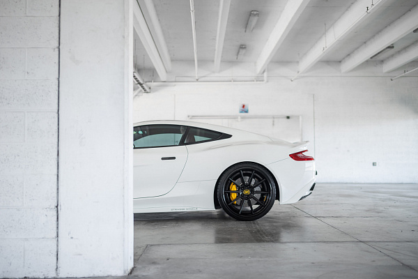 Фото дисков Strasse Wheels R10 Deep Concave FS Черный глянец на Aston Martin Vanquish 2