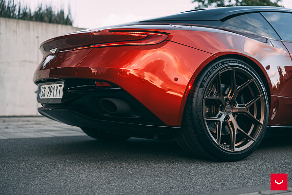 Фото дисков Vossen HF-5 Сатиновая бронза на Aston Martin DB11