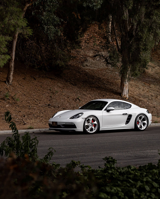 Фото дисков 522M Глянцевый лак на Porsche Cayman III