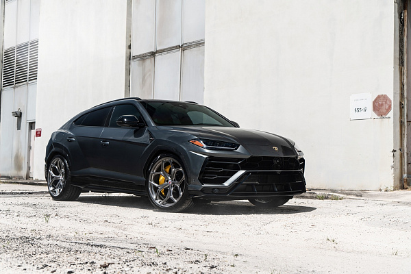 Фото дисков HRE P111SC Глянцевый темный лак на Lamborghini Urus