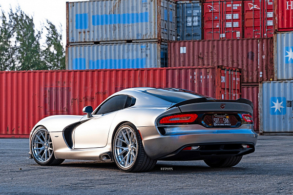 Фото дисков Strasse Wheels SM6R Deep Concave FS Глянцевый лак на Dodge Viper