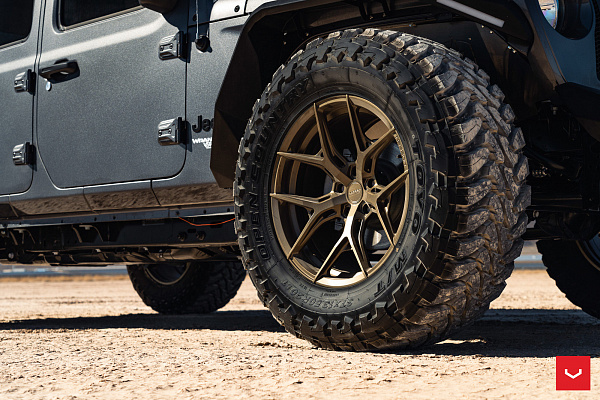 Фото дисков Vossen HF-5 Сатиновая бронза на Jeep Wrangler IV (JL)