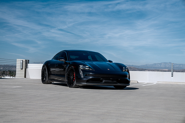 Фото дисков Savini BM16 Черный глянец на Porsche Taycan I