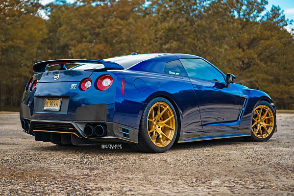Фото дисков Strasse Wheels SM5R Deep Concave Monoblock Сатиновое золото на Nissan GT-R