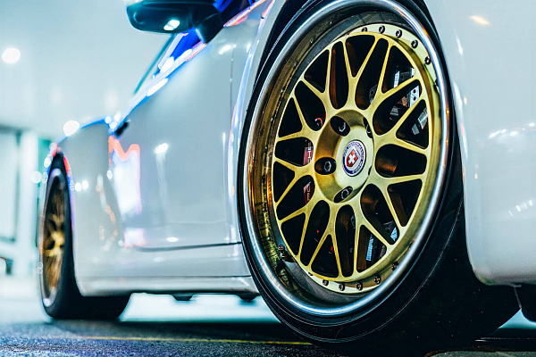 Фото дисков HRE 300 Сатиновое золото на Porsche 911 VIII