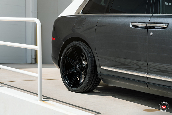 Фото дисков Vossen S17-11 Черный глянец на Rolls-Royce Cullinan