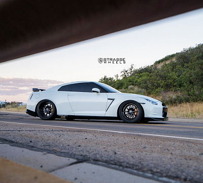 Фото дисков Strasse Wheels R10 Performance на Nissan GT-R