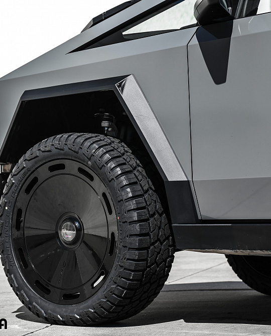 Фото дисков Amur Черный глянец на Tesla Cybertruck
