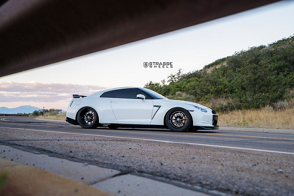 Фото дисков Strasse Wheels R10 Performance Черный глянец на Nissan GT-R