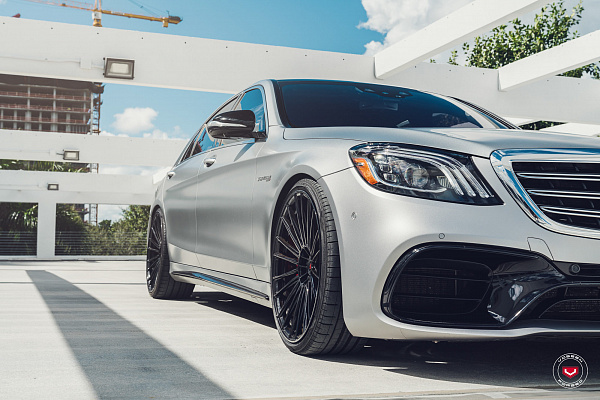 Фото дисков Vossen S17-04 Черный глянец на Mercedes-Benz S-Class (W222, C217)