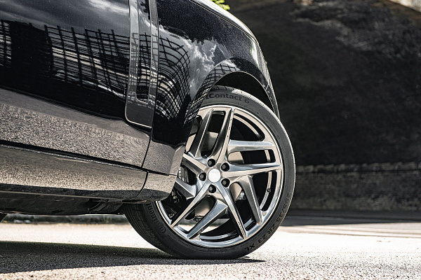Фото дисков Kahn Type 52 RS Глянцевый тонированный лак на Range Rover V