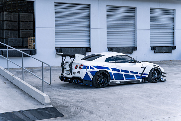 Фото дисков Strasse Wheels SM5R Deep Concave FS Черный глянец на Nissan GT-R