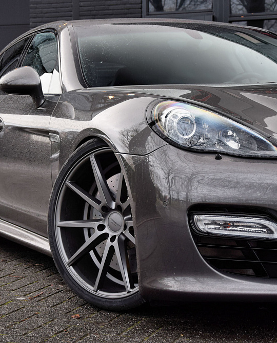 Фото дисков VFS-1 Сатиновый графит на Porsche Panamera I