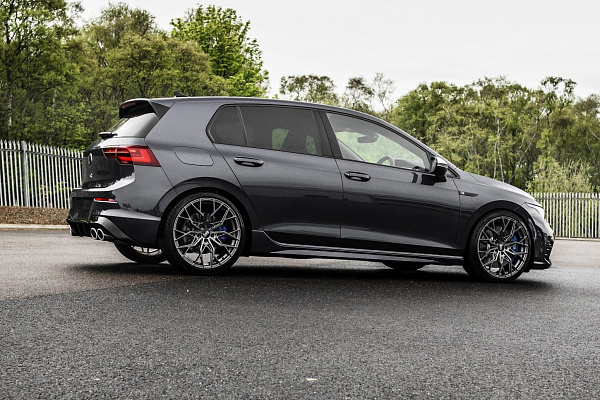 Фото дисков Bola FLX Глянцевый графит на Volkswagen Golf VIII
