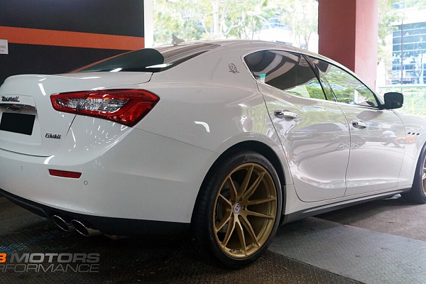 Фото дисков HRE P104 Сатиновое золото на Maserati Ghibli