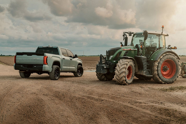 Фото дисков 4PLAY 4P83 Черный глянец на Toyota Tundra III