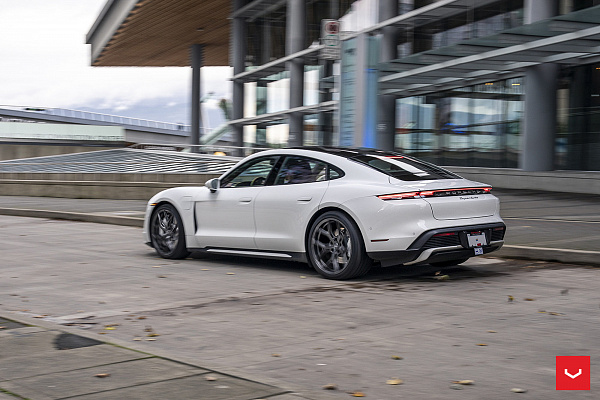 Фото дисков Vossen HF-5 Глянцевый графит на Porsche Taycan I