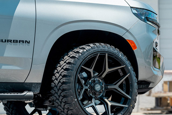 Фото дисков 4PLAY 4P06 Черный глянец на Chevrolet Suburban XII