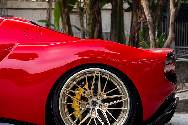 Фото дисков Brixton Forged VL4 Глянцевая шампань на Ferrari 296