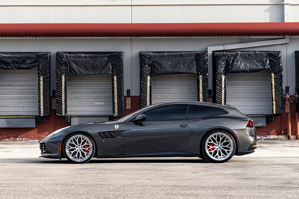 Фото дисков Strasse Wheels SV20M Deep Concave Duoblock Глянцевый лак на Ferrari GTC4Lusso