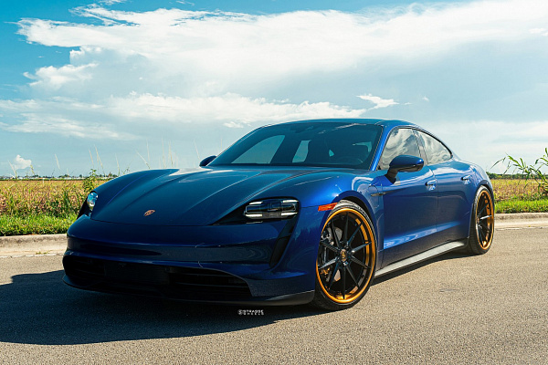 Фото дисков Strasse Wheels SV10 Deep Concave FS Черный глянец на Porsche Taycan I