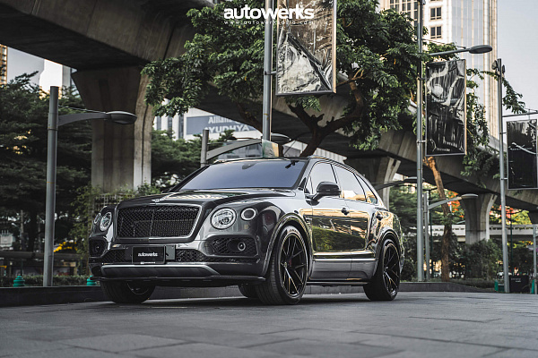 Фото дисков HRE P101 Черный глянец на Bentley Bentayga